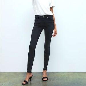Mid rise skinny black jeans. Zara. Size 4. stretch a lot.